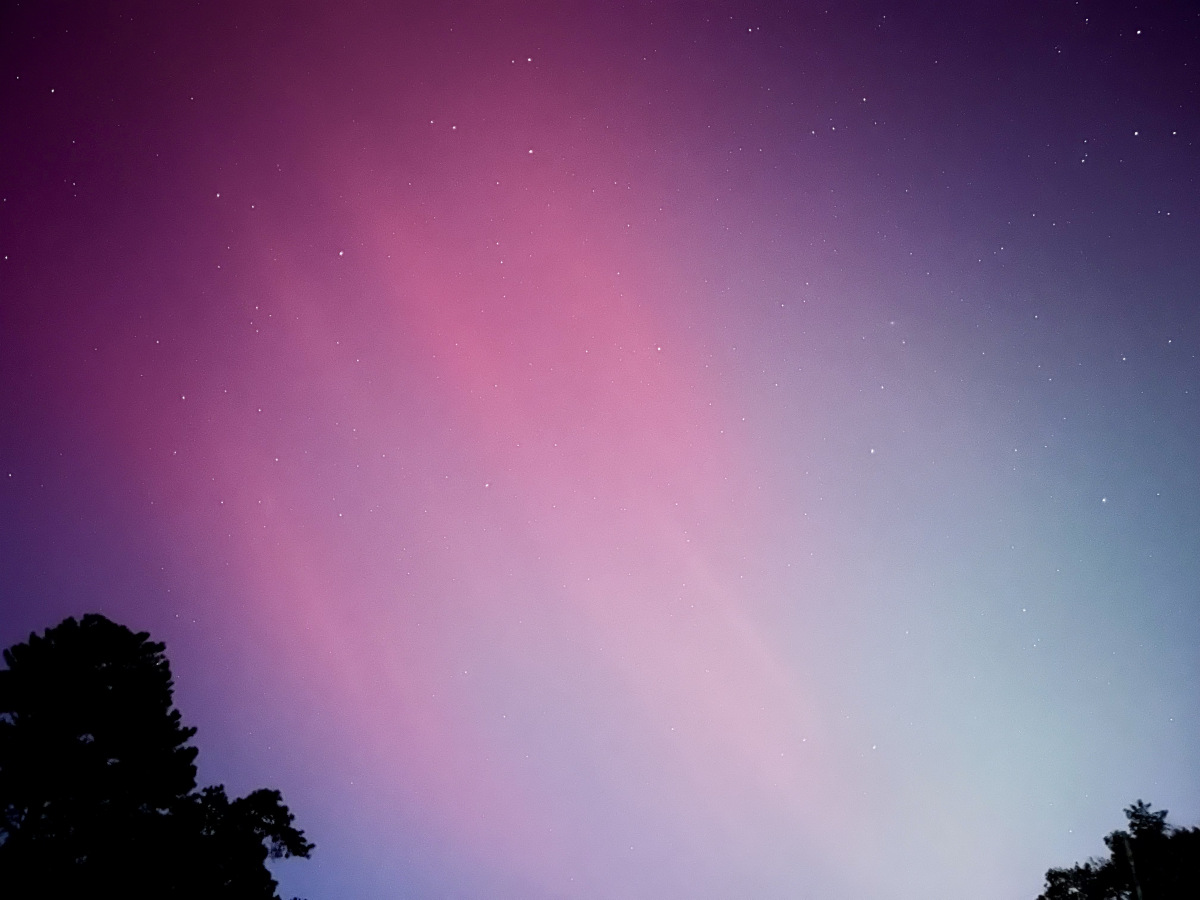 A photo of an aurora in the night sky.